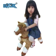 Cheval en peluche mécanique de petite taille