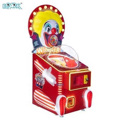 Distributeur automatique de bonbons à jetons de thème de clown de gagnant heureux