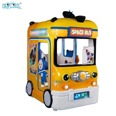 Les enfants du bus spatial montent une machine de jeu d'arcade interactive
